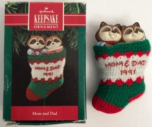 Hallmark Ornament 1991 mamá y papá mapache pareja en medias - Imagen 1 de 5