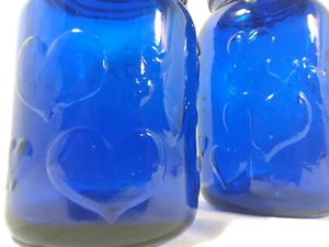 2 frascos vintage de vidrio azul cobalto conservas patrón corazón hecho en Italia (29xx) - Imagen 1 de 12