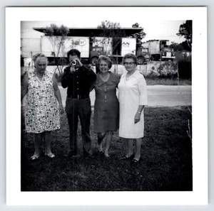 Foto encontrada hombre mayor con cámara y mujeres Orlando Florida 1970 Acción de Gracias - Imagen 1 de 5