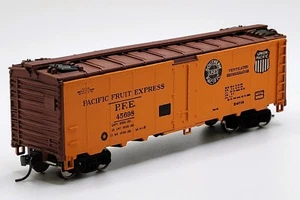 AHM HO Union Pacific - Pacific Fruit Express Reefer 45698 Refrigerated Car - Picture 1 of 5