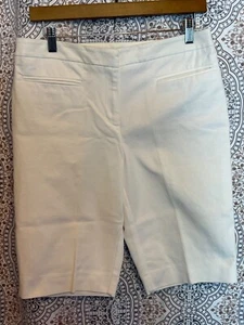 Chicos Womens White Bermuda Shorts Size 0.5/6 Cotton Blend With Faux Pockets - Picture 1 of 5