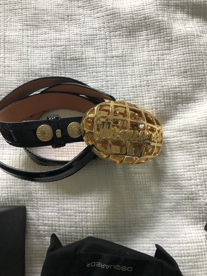 Cinturón Dsquared de charol negro con hebilla de logotipo dorado y de piedra de gran tamaño talla M Foto 1 de 3