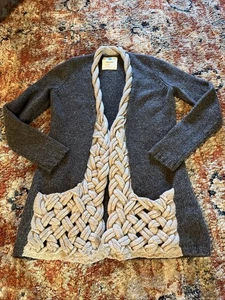 Anthropologie Sparrow Strickjacke Pullover Lammwolle Flechtdetail grau Gr. S - Bild 1 von 14