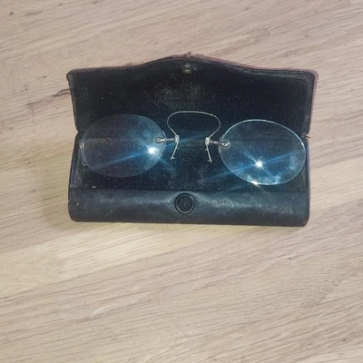 Anciennes lunettes bésicles-pince nez-lorgnon avec son étui d'origine  - Photo 1/4