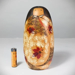 Geschnitzter Kokeshi "Herbst" von USABURO, signiert, Japan - Größe 6,3" - Bild 1 von 14