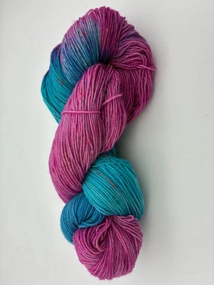 (84,40€/kg) handgefärbte Tweed Sockenwolle 100g 4-fach blau und beere - Bild 1 von 4