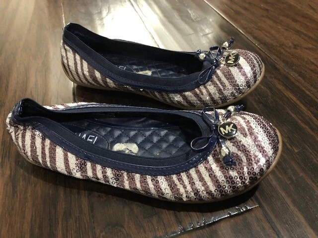 Zapato Michael Kors Kory Ballet Plano Talla 3 Plateado Lentejuelas Arco Punta Redonda Azul Marino Cebra Foto 1 de 4