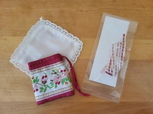 American Girl Doll Felicity Meet Accessories Purse Handkerchief Garter - Imagen 1 de 7