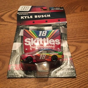 Kyle Busch #18 Skittles 2018 Wave 8 NASCAR Authentics Maßstab 1:64 Toyota Camry - Bild 1 von 5