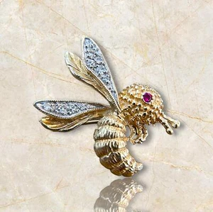 Exquisite 14K Yellow Gold Bumblebee Brooch with Ruby Eye and Natural Diamonds - Bild 1 von 6
