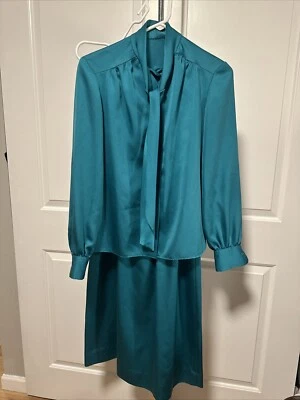 Conjunto de terno blusa saia verde vintage feito à mão década de 1970 pequeno com gravata de seda/pescoço arco - Imagem 1 de 4