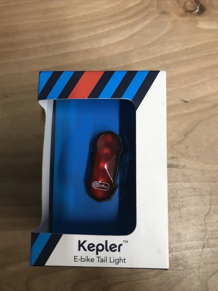 Luz trasera para bicicleta eléctrica Portland Design Works Kepler (negra) Foto 1 de 4