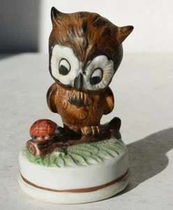 Estatuilla de búho mirando a dama insecto en rama de árbol cerámica pintada a mano sin marcar -- - Imagen 1 de 1