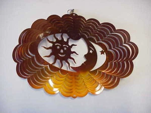 Ala giratoria de viento colgante de metal 12"" x 8"" sol/luna en color cobre - Imagen 1 de 1