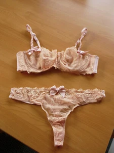 Lingerieset roze spikkels kanten BH beha string van Hunkemöller By Sylvie - Afbeelding 1 van 7