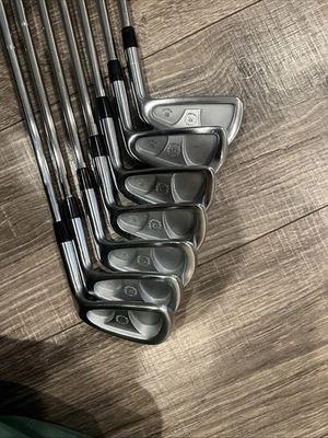 Hierros forjados Miura CB-57, 4-PW, RH-TT Mid 100 R300 acero, flexibilidad regular Foto 1 de 4