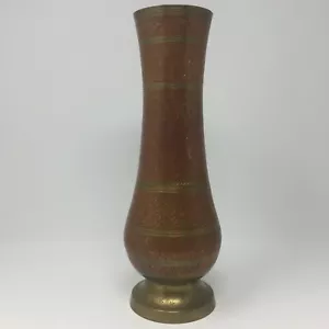 Vaso vintage floreale inciso ottone massiccio rosso e oro con marchio Made in India 12" alto - Foto 1 di 9