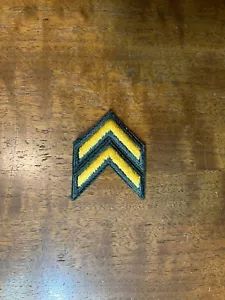 ORIGINAL US ARMY CHEVRON: CORPORAL - GOLD BESTICKT AUF GRÜN, WEIBLICHER MINI - Bild 1 von 1