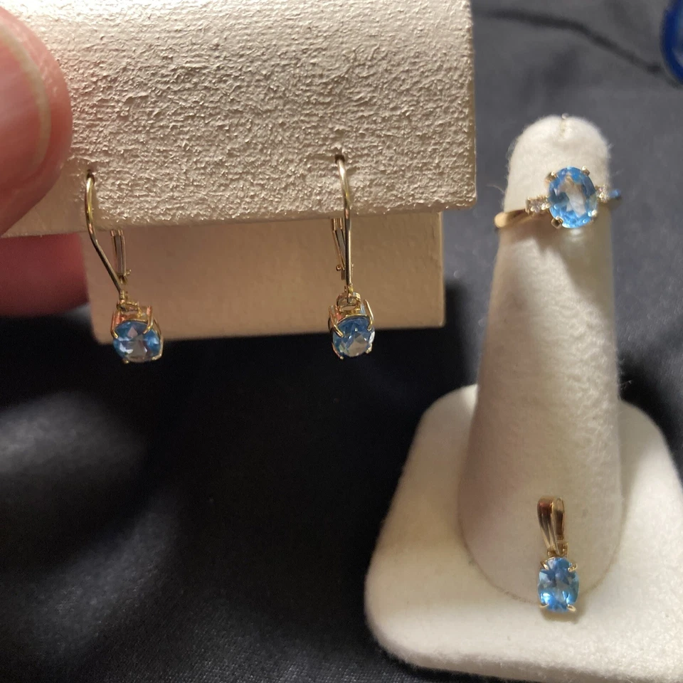 Juego de colgantes de oro amarillo de 14k con topacio azul y pendientes a juego Foto 1 de 4