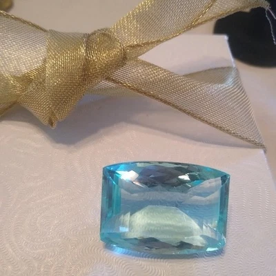Piedra preciosa de aguamarina de 60,99 quilates, corte elegante Foto 1 de 4