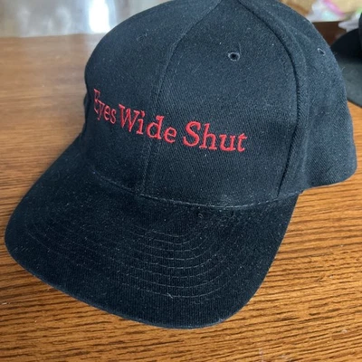 Sombrero de equipo de película de estudio cerrado ancho ojo raro Tom Cruise Stanley Kubrick Foto 1 de 4