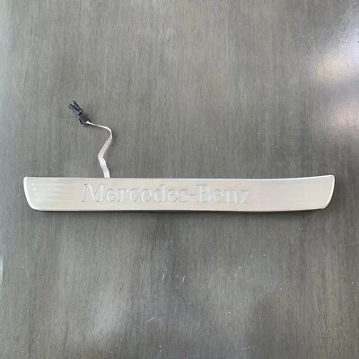 OEM Mercedes-Benz GLE Outer Left Rear Rail Cover Sill Plate  1676861400 - Image 1 of 4