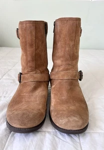 Stivali UGG Chaney Marrone Nubuck Fibbie Moto Impermeabili Mondiali Taglia 9 - Foto 1 di 8