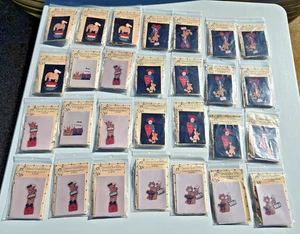 28 Stück Helena's Heartstrings Katze Elch Bär Weihnachtsmann Hirsch Holz Malerei Muster - Bild 1 von 20