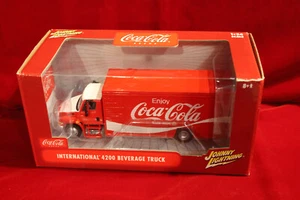 JOHNNY LIGHTNING CAMION BEVANDE SCALA 1:24 COCA COLA INTERNATIONAL 4200, NUOVO CON SCATOLA - Foto 1 di 6