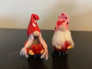 Ganz Valentines In Love Gnomes Boy & Girl Holding Hearts 2.5" - Picture 1 of 2