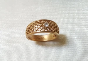 Anillo de inserción central de estrás con diseño de filigrana Avon en tono dorado e inserción transparente ~Talla 6 - Imagen 1 de 7