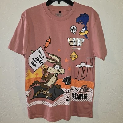 Camiseta Masculina SouthPole X Looney Tunes Tamanho M Wile E. Coyote vs Road Runner ROSA - Imagem 1 de 4
