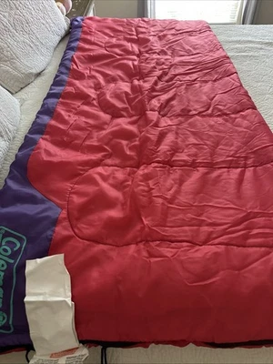 Saco de dormir Coleman para niños brilla en la oscuridad hasta 5 pies rojo y púrpura Foto 1 de 4