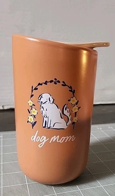 Adorable taza de café de viaje de cerámica con tapa Threshold “Dog Mom” Foto 1 de 4
