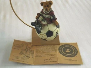 Boyds Bears "ROCKY SCORE SCORE" #25704 Weihnachtsschmuck Fußball Ball Sport - Bild 1 von 8