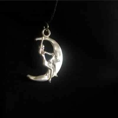 Venta al por mayor Lote de 4 - 35mm Zinc Peltre Sexy Dama Montando La Luna Dije Colgantes Foto 1 de 3