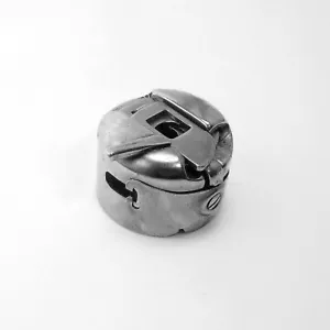 CUSTODIA BOBBIN TOWA 62740 SINGER 31-15, 31 CLASSE, 331K1, 431 - CONSEW 30 - Foto 1 di 1