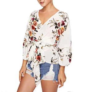 Blusa bianca stampa fiori incrociata allacciata in vita maniche sbuffo - Foto 1 di 3