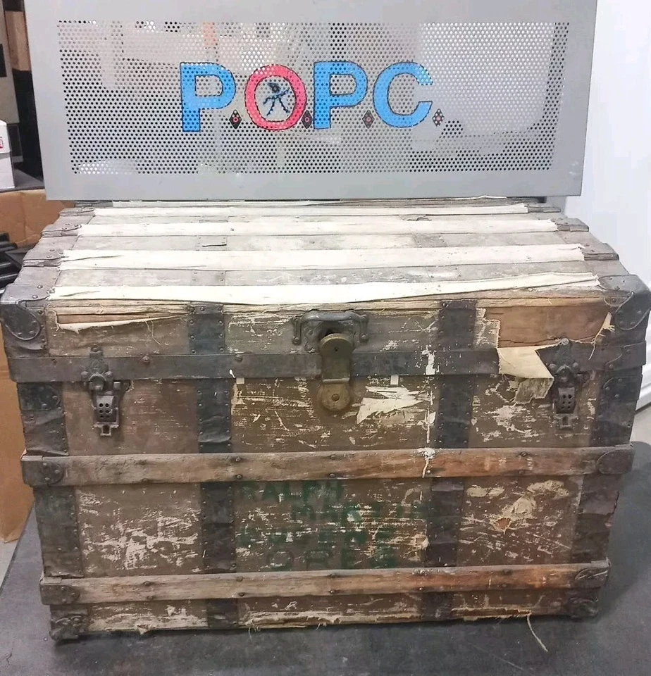 Baúl de envío antiguo de cambio de siglo % de la venta se destina a ayuda de Ucrania  Foto 1 de 4