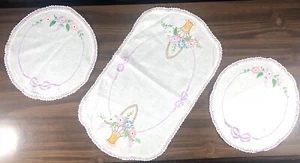 Vintage handbestickt Leinen Blumen Korb Oval Kommode Schal & Deckchen Set, gehäkelt - Bild 1 von 6