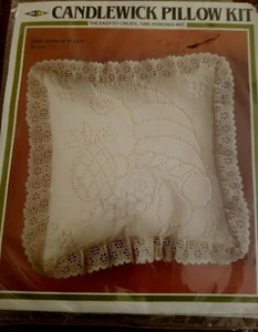 Kit de almohada vintage M H hilos Candlewick Cornucopia CUERNO DE LOTE 1983 EE. UU. - Imagen 1 de 5