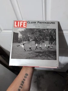 LIFE Classic Photographs, Historically Important Moments 1988 ISBN 0-8212-1714-3 - Picture 1 of 4