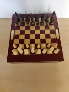 Set scacchi spia Tinker Taylor Soldier in scatola/custodia di legno - Foto 1 di 14