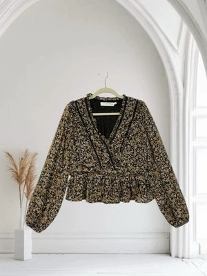 Top para mujer Revolve Astr The Label Ditsy floral imitación envoltura peplum talla mediana Foto 1 de 4