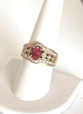 NATURAL VIVID HOT PINK SPINEL AND DIAMOND YELLOW GOLD RING - Image 1 of 4