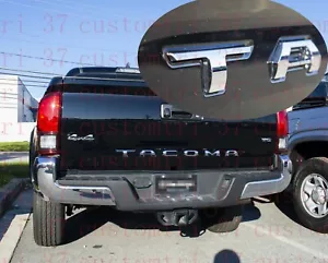 Letras de inserción de puerta trasera se adapta a Toyota Tacoma 2016-2021 insignia emblema elevado cromado - Imagen 1 de 10