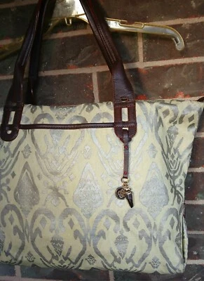 Bolso de Mano Ikat Stella & Dot La Totale Envejecido Metálico y Beige Lona con Dijes Foto 1 de 4
