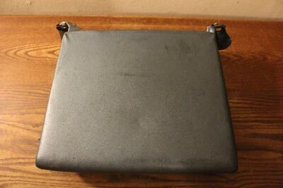 Placa traseira do assento dianteiro descanso de braço central 1970 Oldsmobile Toronado - Imagem 1 de 4