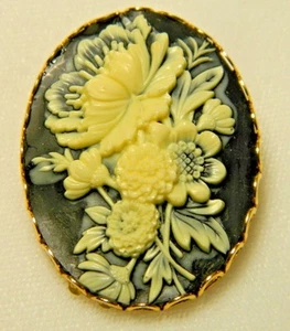 Cabochon white flower  in black background BROOCH/PIN vintage - Picture 1 of 5