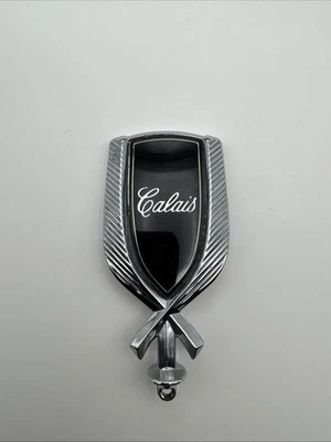 OLDSMOBILE CUTLASS CALAIS CAPÓ ADORNO Foto 1 de 3